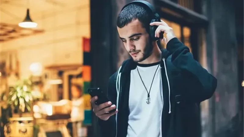 هل سماعات الأذن تدمر نظافة أذنيك؟.. خبراء يكشفون سر تراكم الشمع