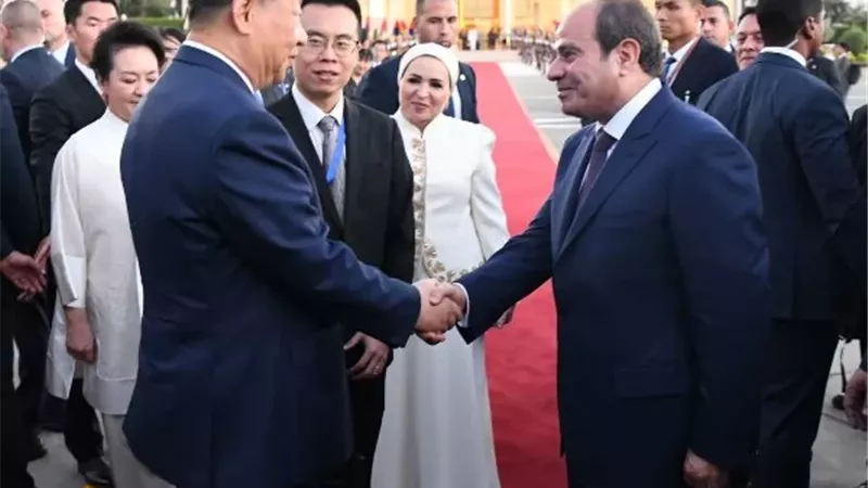 الرئيس السيسى وقرينته يودعان الرئيس الصينى وقرينته بمطار القاهرة