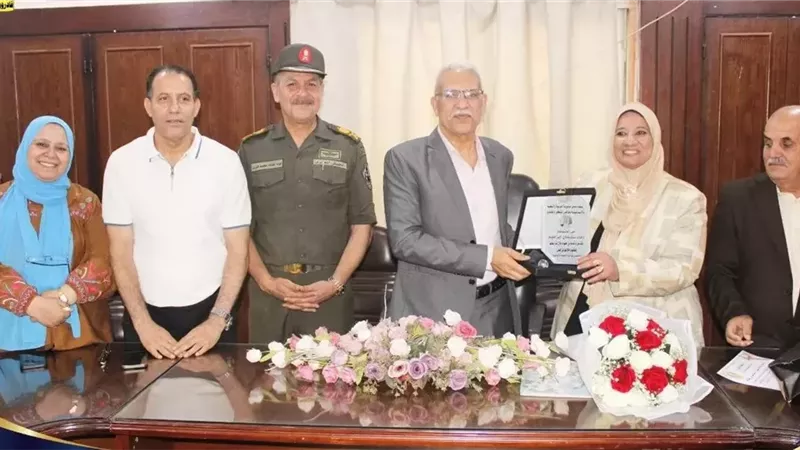 مدير تعليم الإسماعيلية يكرم مديرة التعليم الثانوي بعد مسيرة عطاء