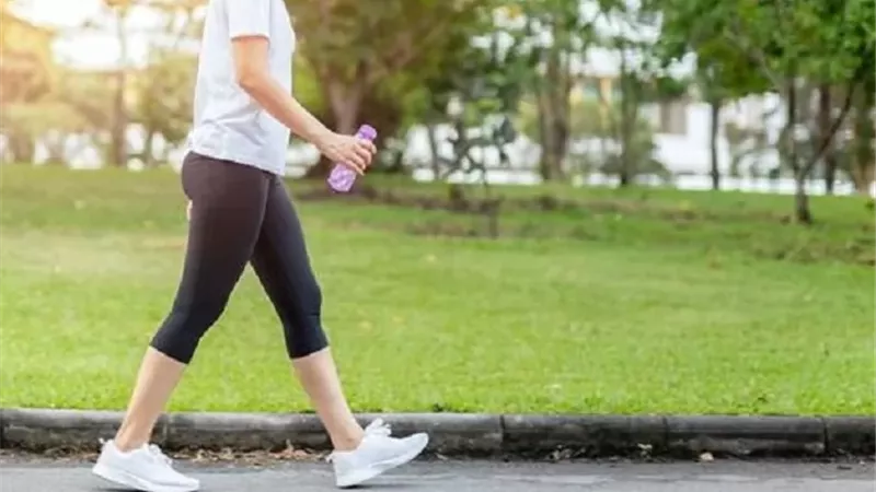 اجعل المشي عادة يومية .. 10 فوائد صحية لنصف ساعة فقط
