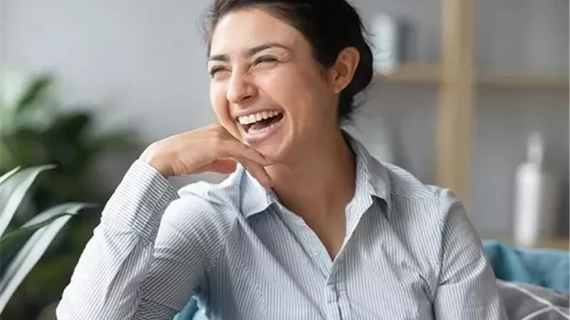 من تحسين المزاج إلى تقليل التوتر .. فوائد الضحك التي لا تتوقعها