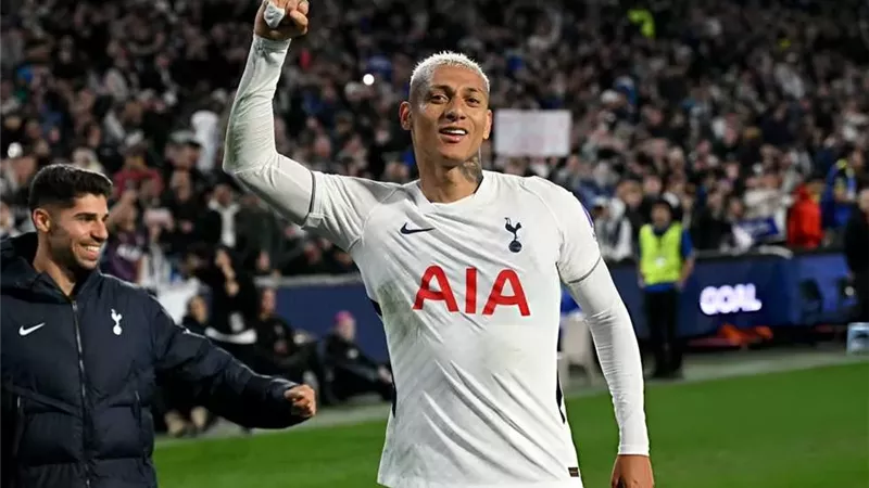 مقابل 3 أضعاف راتبه .. مهاجم توتنهام يقترب من مزاملة صلاح بطرابزون