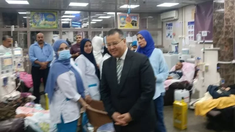 مدير مستشفيات جامعة بنها يتابع الخدمات الطبية ميدانياً ويوجه بحل المعوقات فوراً