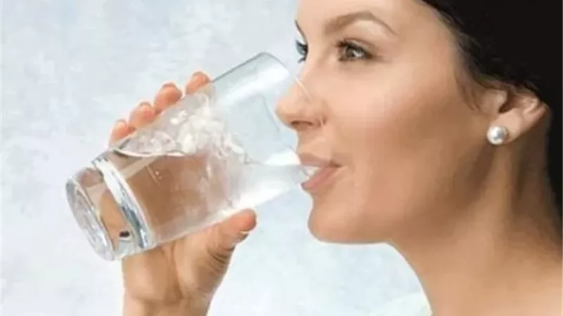 ماذا يحدث لجسمك عند شرب الماء على معدة فارغة؟