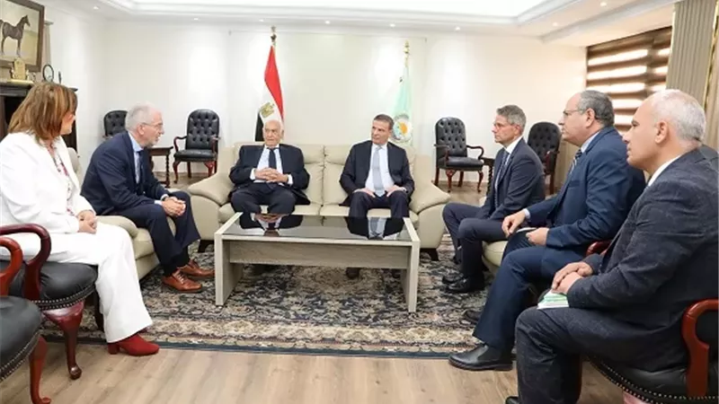 وزير الزراعة يلتقي وفدًا ألمانيًا لبحث تطوير أنظمة الإنتاج والزراعة العمودية للقمح