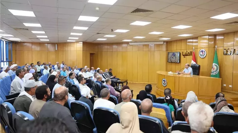 محافظ المنيا يبحث سبل تيسير التقنين لواضعي اليد على أملاك الدولة