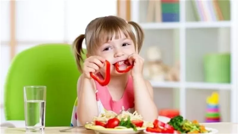 7 أخطاء شائعة في تغذية الأطفال.. تجنبيها لحماية صحة طفلك