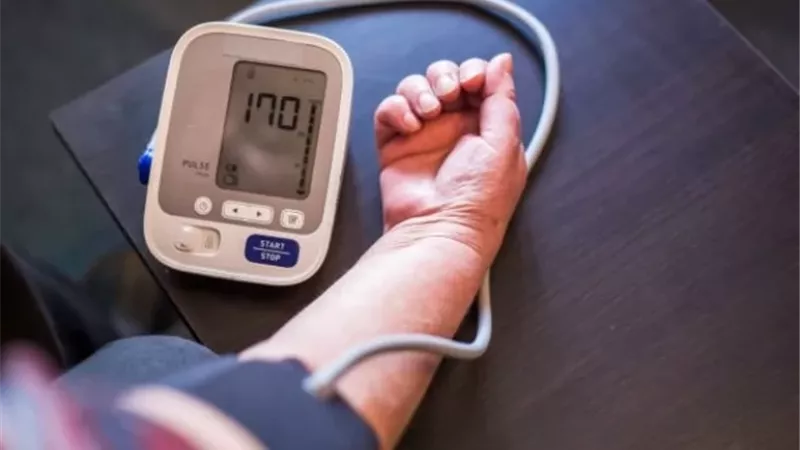عادات يومية تساعدك على تجنب الأعراض المزعجة لإخفاض ضغط الدم