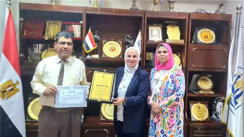 مدير تعليم القاهرة تكرّم عبد الله النجار لبلوغه السن الذهبي