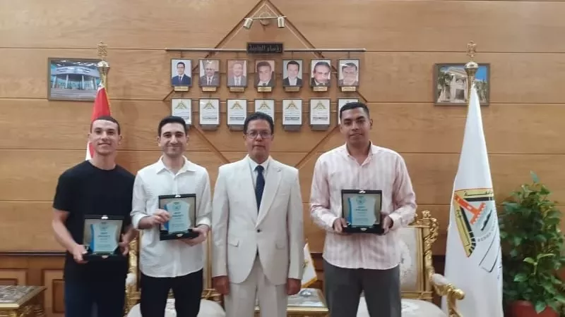 رئيس جامعة بنها يكرم طلاب 