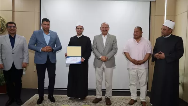 محافظ السويس يكرم أئمة المحافظة الفائزين بمسابقة 
