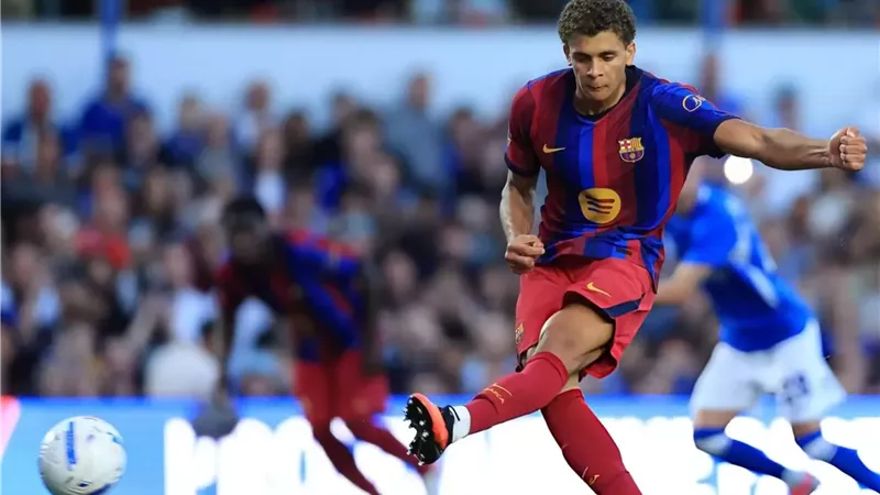 برشلونة ييبحث تمديد وتعديل عقد حمزة عبد الكريم