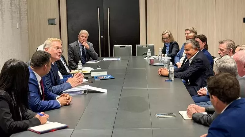 وزير البترول يبحث مع كبار مستثمري التعدين بأستراليا فرص الاستثمار