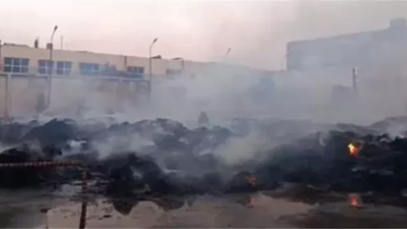 استمرار أعمال التبريد بموقع حريق مصنع كرتون بالعبور