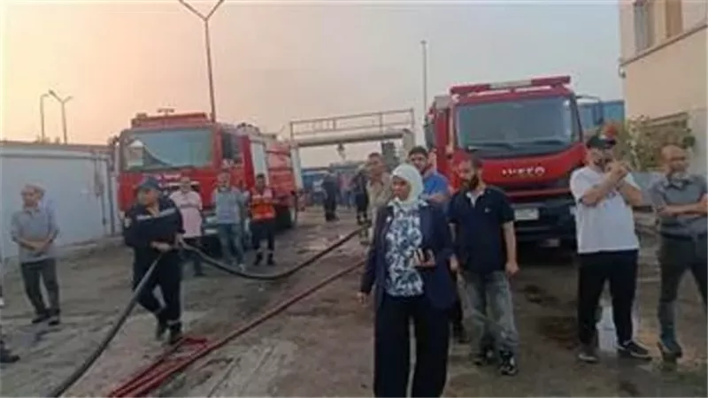 انتداب المعمل الجنائي لمعاينة حريق ساحة تخزين كرتون في العبور
