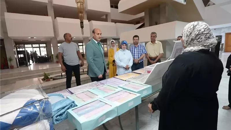 محافظ أسيوط يرسم البسمة على وجه عروس من الأولى بالرعاية ويهديها
