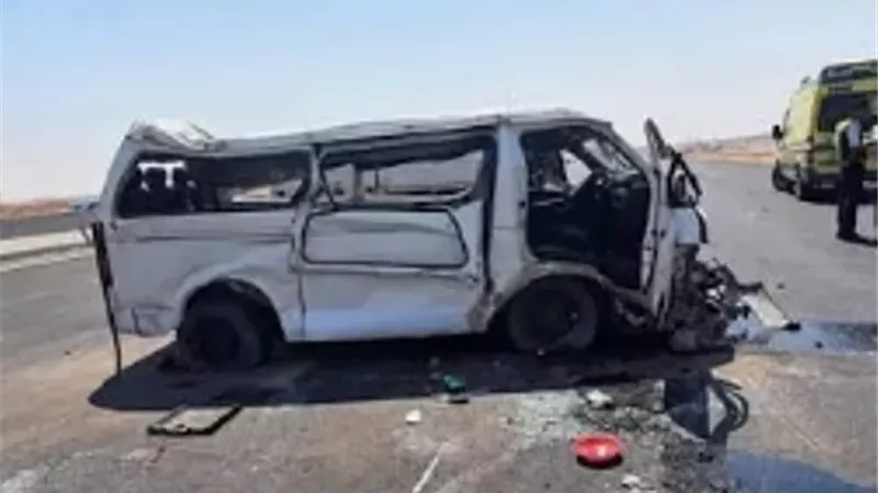 إصابة 7 إثر انقلاب ميكروباص بأعلى كوبري فيصل