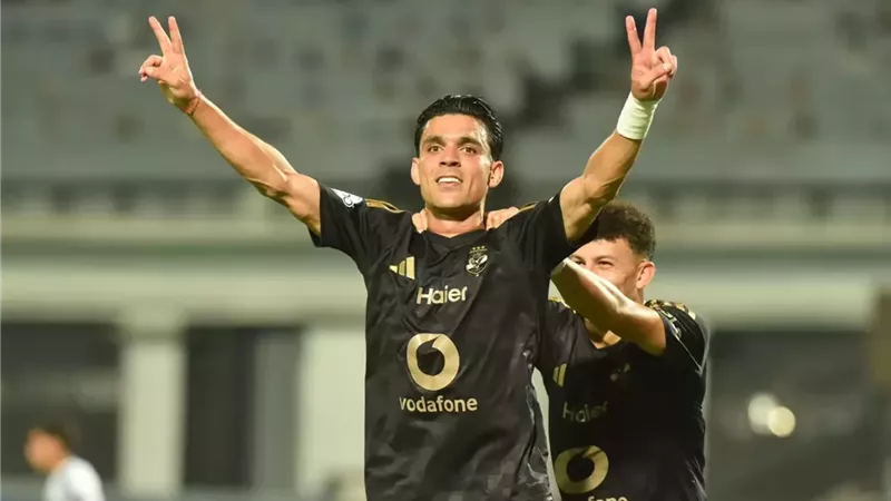 الأهلي يؤجل ملف تجديد عقد بن شرقي.. وقرار حاسم ينتظر الرؤية الفنية