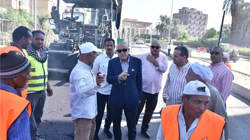 محافظ الأقصر يتفقد أعمال رصف شارع العوامية بحى جنوب