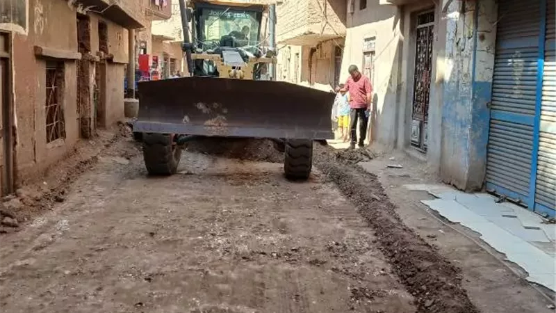 محافظ أسيوط: تطوير الطرق ورفع كفاءتها فى مجريس