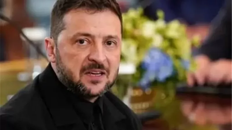 زيلينسكي: روسيا تضرب مطاري كييف وبوريسبيل قبل زيارة مبعوثي ترامب