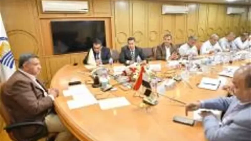 محافظ قنا يستعرض الموقف التنفيذي لتشغيل المجازر النصف آلية