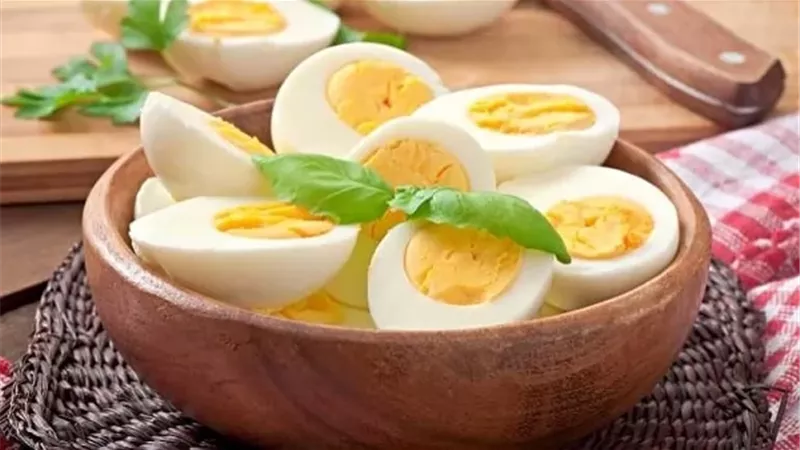 البيض أم الجبن القريش؟ أيهما أفضل لصحة القلب وأكثر فائدة للجسم؟
