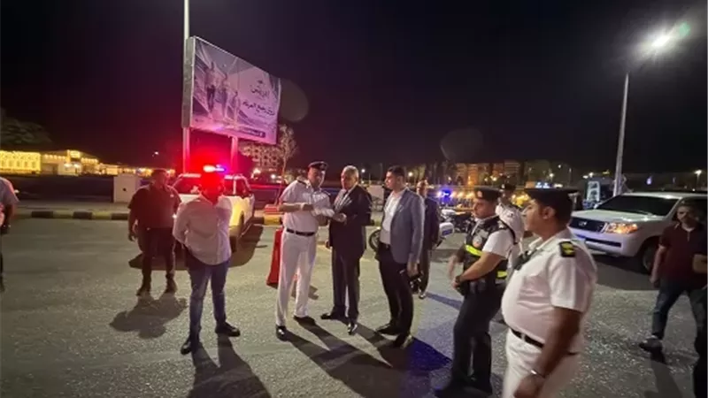 مدير أمن أسيوط يتفقد النقاط المرورية ويطمئن على سيولة الحركة