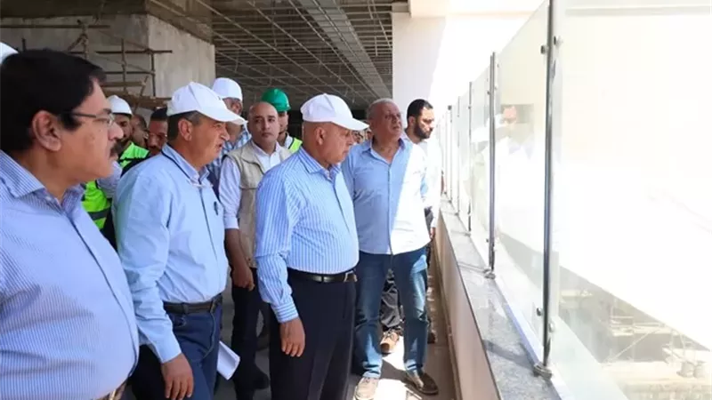 وزير النقل يتفقد الخط الأول للقطار الكهربائي السريع