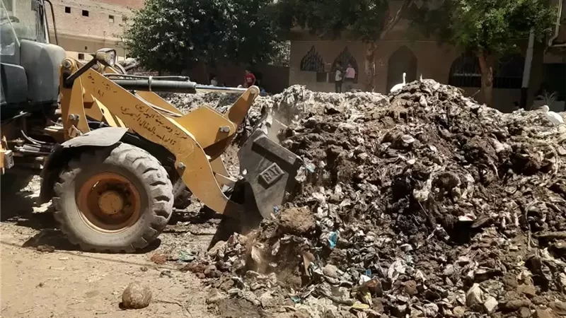 استمرار رفع نواتج تطهير الترع والمصارف بقرية العقال البحري