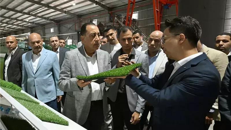 رئيس الوزراء يفتتح مصنع «فيفا ترف» لإنتاج النجيل الصناعي باستثمارات 4 ملايين دولار