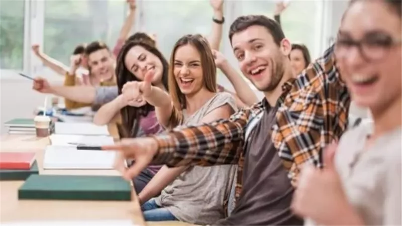 أول انطباع يدوم.. إتيكيت التعامل مع الزملاء والأساتذة في الجامعة