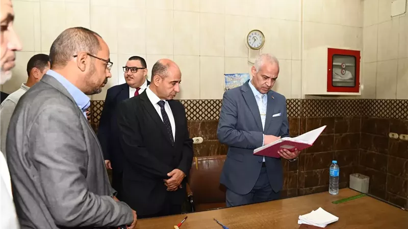 رئيس جامعة أسيوط يجري جولة تفقدية بمطعم دار الضيافة لمتابعة جودة
