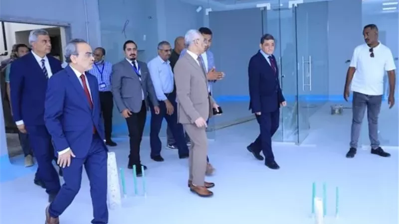 رئيس جامعة المنيا يتفقد أكبر مركز للعلاج الطبيعى والمعمل المركزى