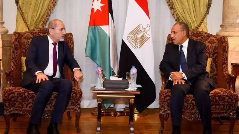 وزير الخارجية يلتقي نظيره الأردني ويبحثان تعزيز العلاقات الثنائية والتطورات الإقليمية