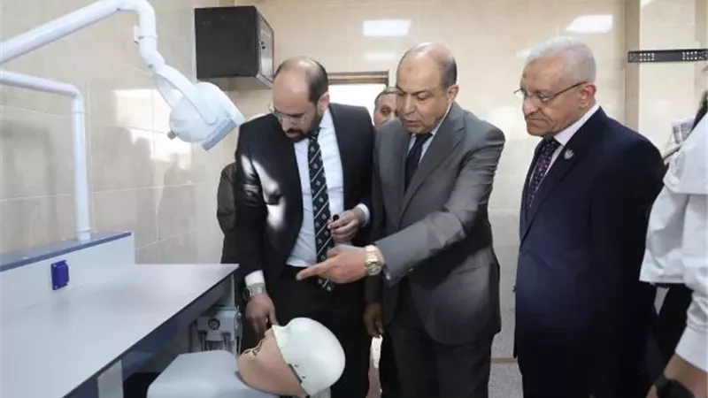 محافظ المنيا يفتتح عيادات بكلية طب الفم والأسنان بجامعة اللوتس