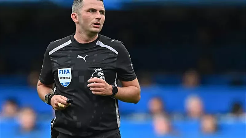 مايكل أوليفر حكمًا لقمة ريال مدريد وإنتر بدوري أبطال أوروبا