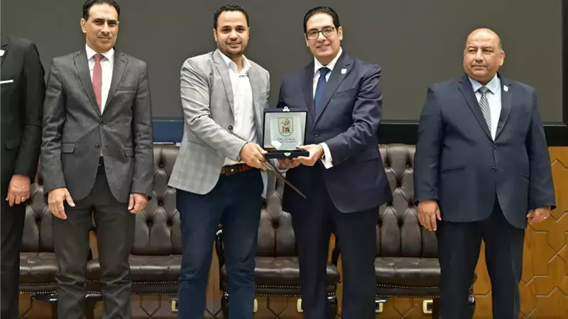 رئيس جامعة القاهرة يكرم الزميل أسامة عبدالكريم