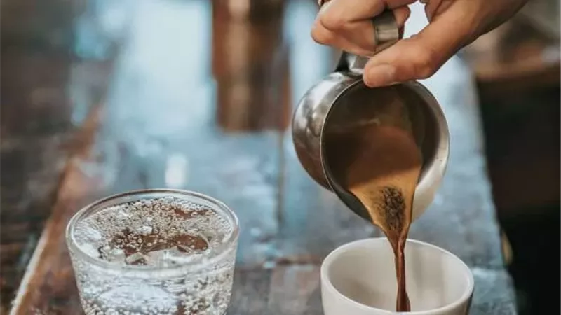 دراسة تحذر النساء .. الإفراط في القهوة قد يضعف كثافة العظام