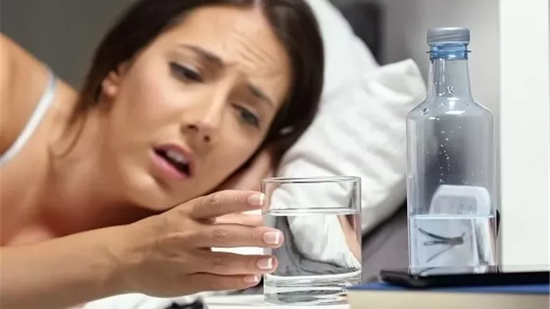 العطش ليلاً .. أسباب شائعة قد تكشف عن مشكلات صحية