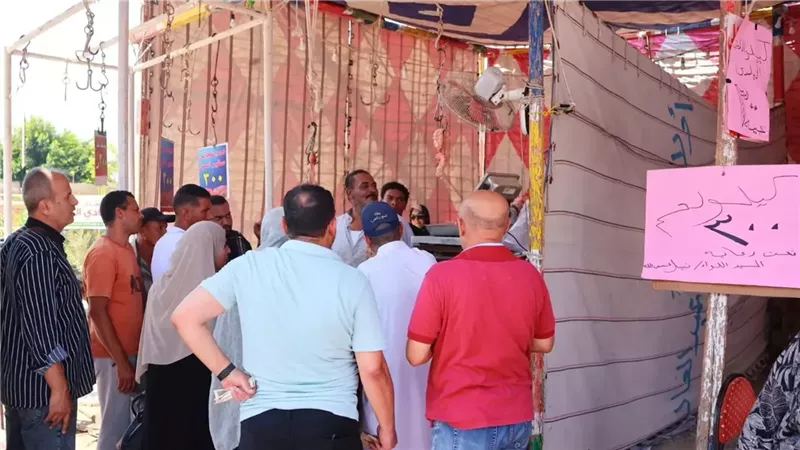اقبال متزايد على مبادرة محافظ الإسماعيلية للحوم البلدية..صور