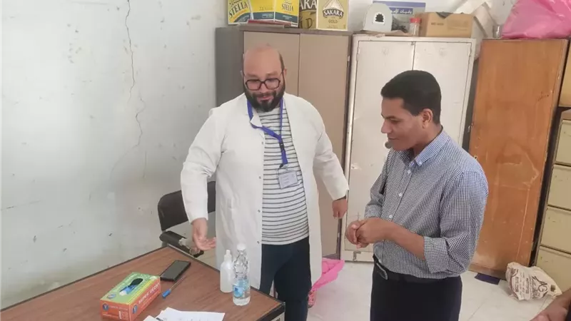 وكيل صحة الأقصر يتابع انتظام القافلة الطبية العلاجية بوحدة الكرنك
