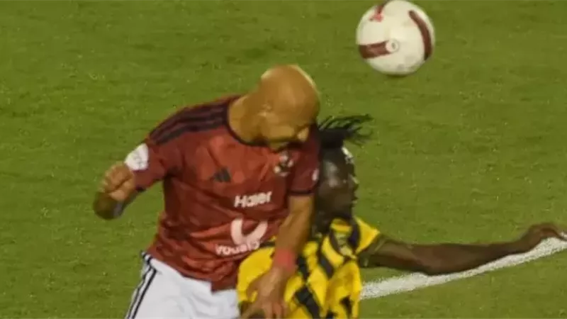 عمرو الجزار يخرج مصاباً من مباراة الأهلي أمام المقاولون في الدوري