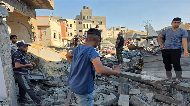 مصابون في غارة إسرائيلية على مخيم خان يونس جنوبي قطاع غزة