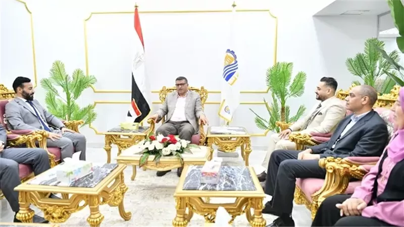 محافظ قنا يبحث مع «التخطيط» و«الاتصالات» مستجدات المشروعات المشتركة