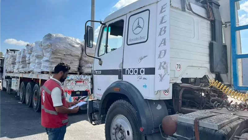 الهلال الأحمر المصري يدفع بقافلة «زاد العزة» الـ 276 إلى الأشقاء بغزة