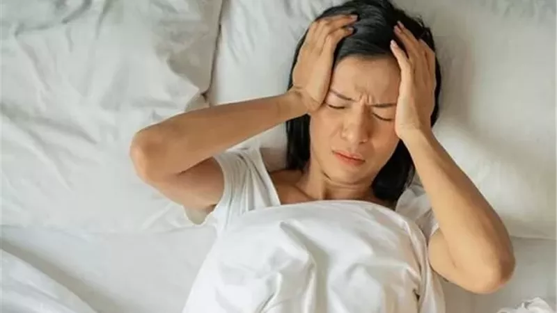متعب لكن لا تستطيع النوم؟ .. 8 أسباب قد تفسر هذا التناقض