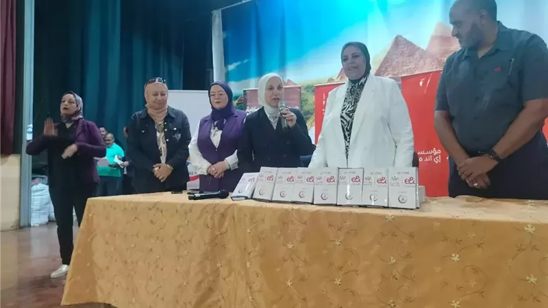 أبو كيلة تتابع تسليم النظارات والسماعات الطبية لطلاب التربية الخاصة