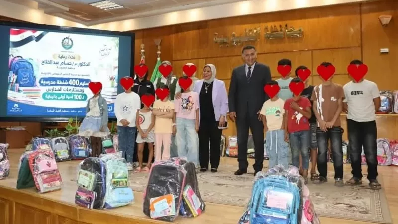 محافظ القليوبية يسلم 400 شنطة مدرسية لـ100 أسرة من الأولى بالرعاية