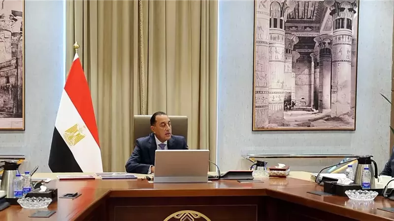 رئيس الوزراء يتابع مع وزير التخطيط تنفيذ الخطة الاستثمارية